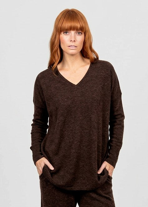 Mae</p>Audrey V-Neck Curve Hem Pullover</p>(Chocolate)