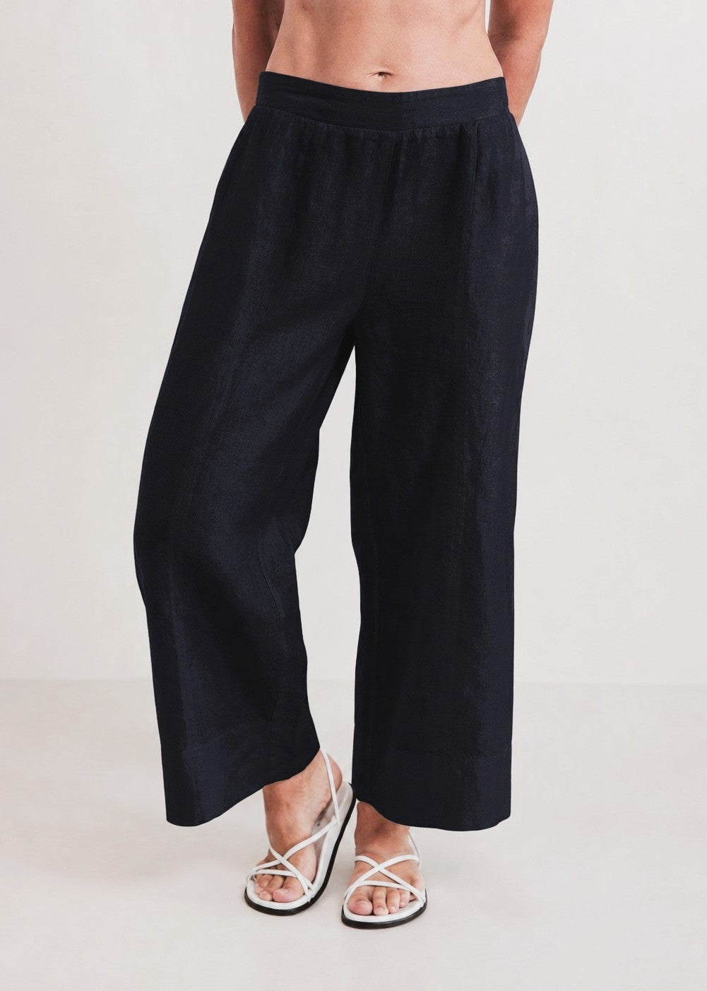 See Saw</p>7/8 Seam Detail Wide Leg Pant</p>(Black)