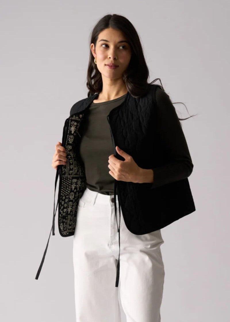 Foil</p>Bows Well Vest (Reversible)</p>(Black)